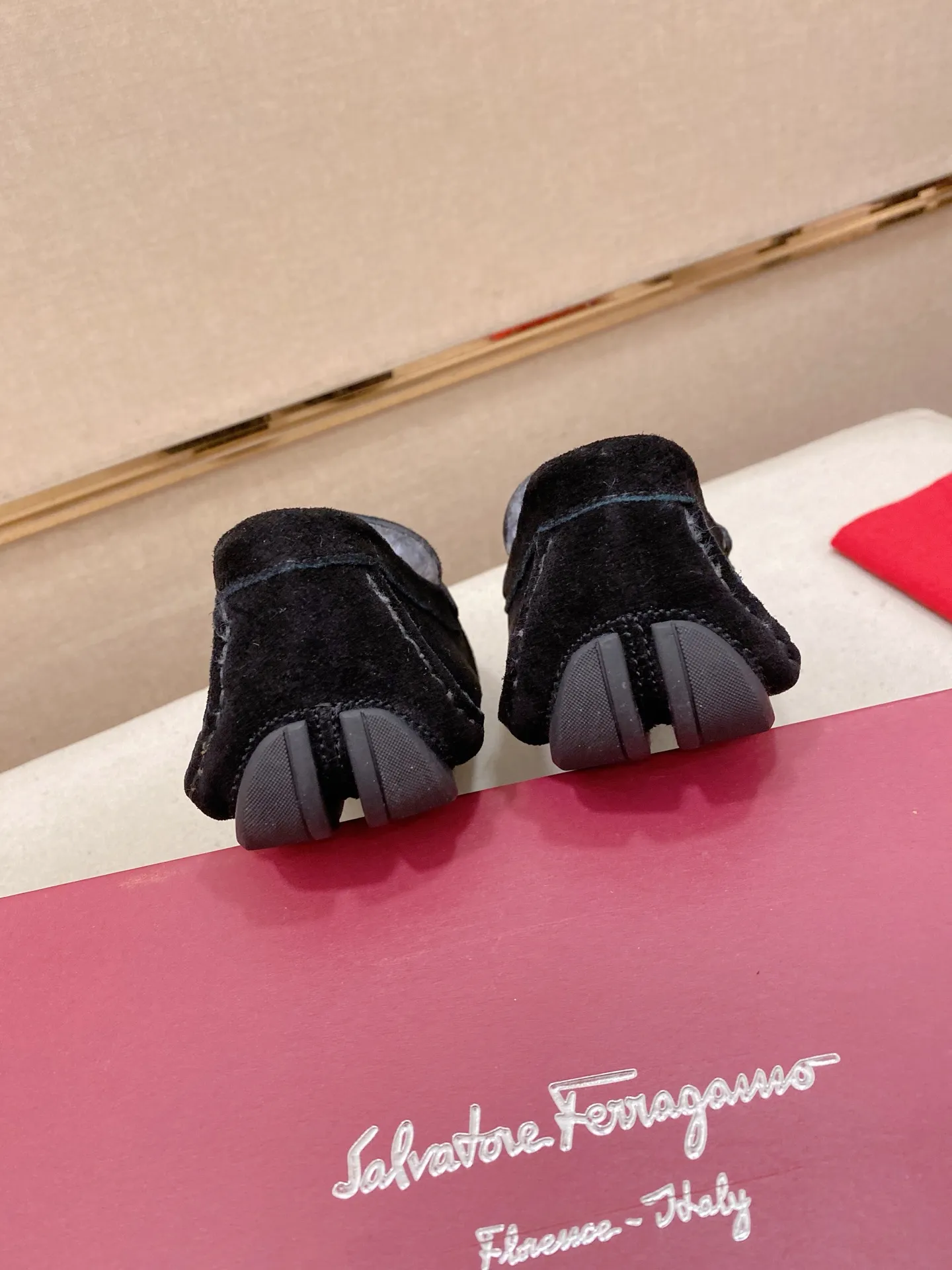 Factory price: 540💰High-end quality! Ferragamo🆕🆕Exclusive hot-selling products in stock🔥🔥New products on the shelves, high-quality Ferragamo men's pea shoes, high-end casual driving shoes, with complete packaging! 💪 💪 Material: imported suede cowhide 🐂 + imported high-quality wool lining + wear-resistant outsole 👍🏻👍🏻 Features: high-end and comfortable, purely handmade 🚀 🚀 Create the perfect shoes that suit you best 🔥 🔥 Size: (38-44) 45 standard size can be customized!